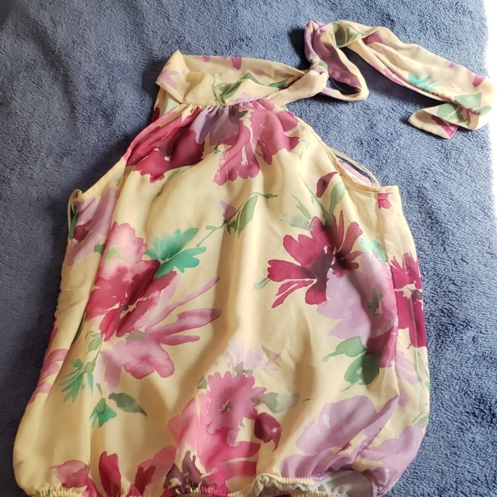 New York and Co sleeveless top with tie neck.
